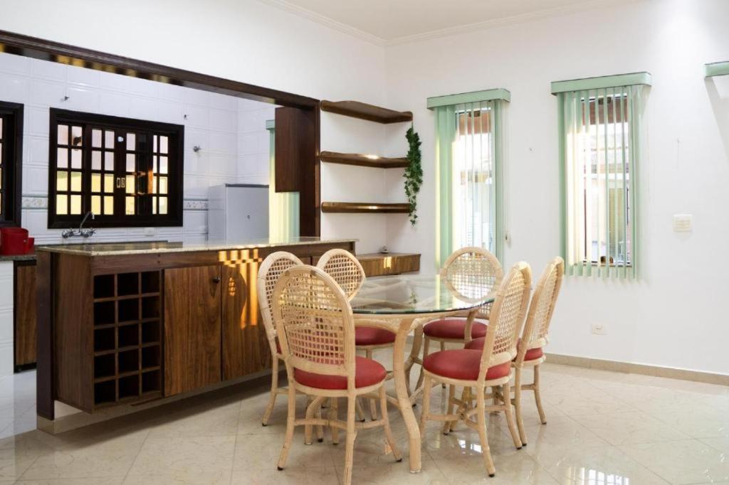 Casa Com Piscina, Churrasqueira E Garagem - *